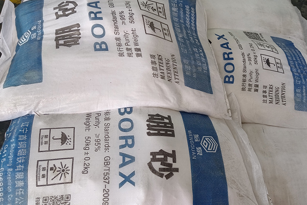 五水硼砂和十水硼砂的結晶水是如何影響其性能的？